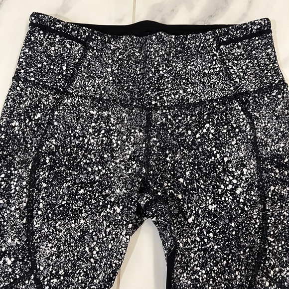 Lululemon Athletica Outrun 17" Crop Splatter White Black / Black Women’s Size 6 - Picture 4 of 15